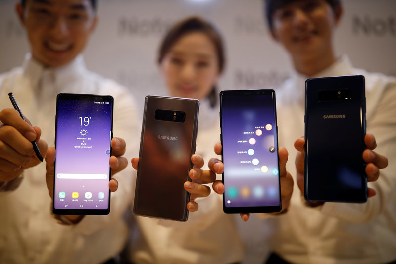 Models pose for photographs with Samsung Electronics' Galaxy Note 8 during its launching ceremony in Seoul