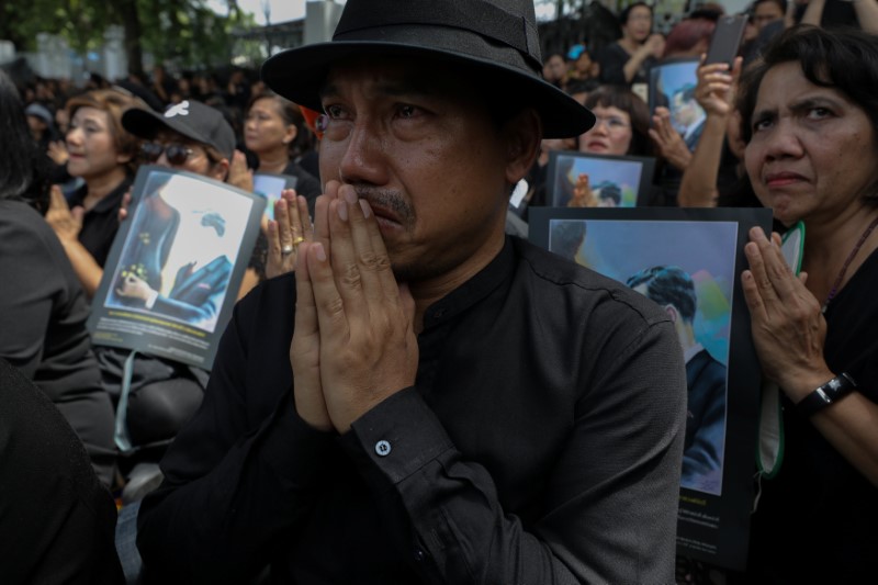 The Wider Image: Bidding farewell to