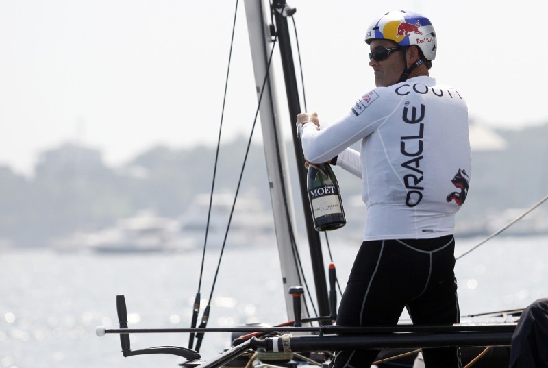 文件图片 - Oracle Team USA Helmsman Russell Coutts在纽波特举行的美洲杯世界系列赛纽波特赛车锦标赛中赢得比赛冠军后赢得一瓶香槟