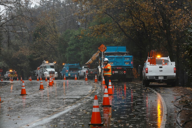 PG&E shares plunge on bankruptcy worries