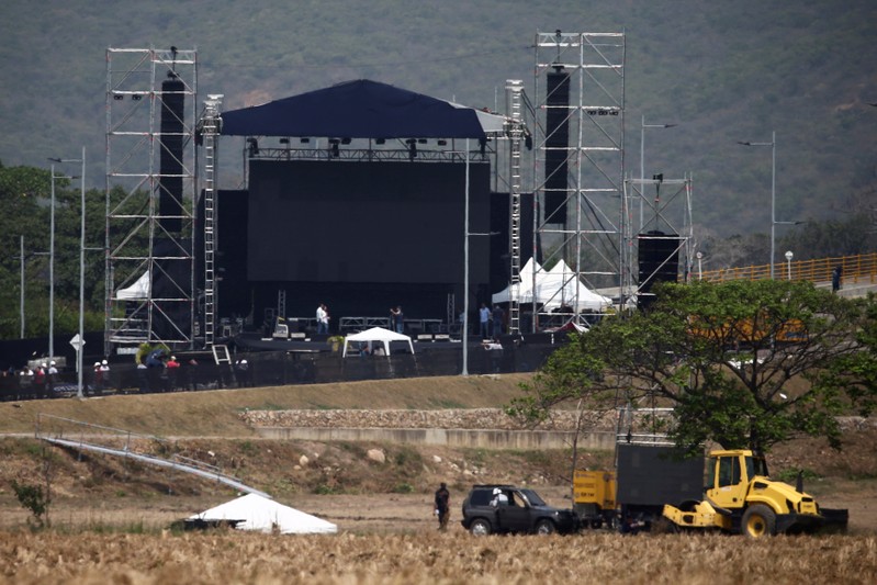 Clashes at Venezuelan border as Maduro withholds humanitarian aid