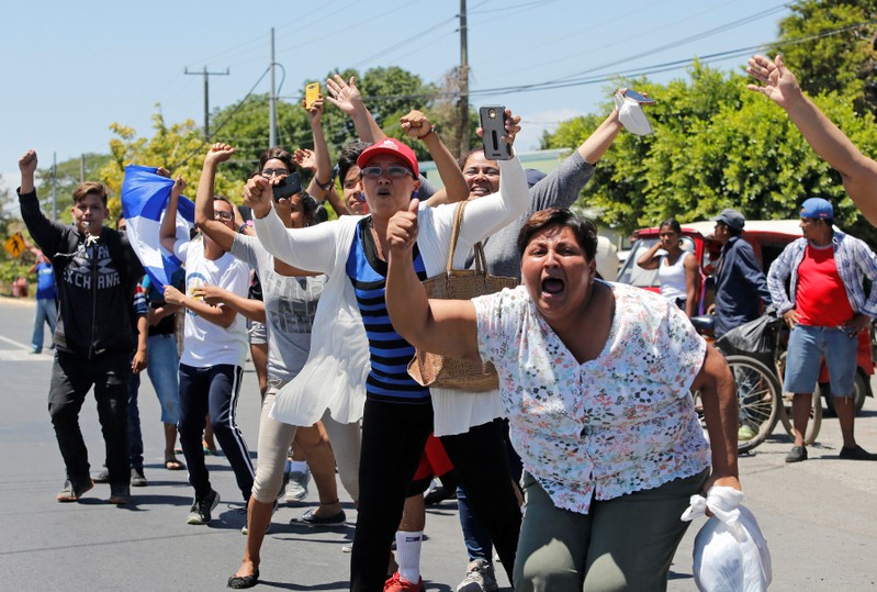 People cheers protesters, who were arrested for participating in protests against Nicaraguan president Daniel Ortega's government, after being released from La Modelo Prison in Managua