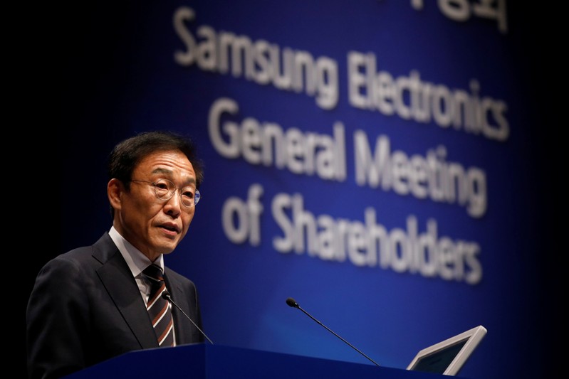 Kim Ki-nam, president and co-chief executive officer of Samsung Electronics Co.¡¯s semiconductor division, speaks during the company's annual general meeting at a company's office building in Seoul
