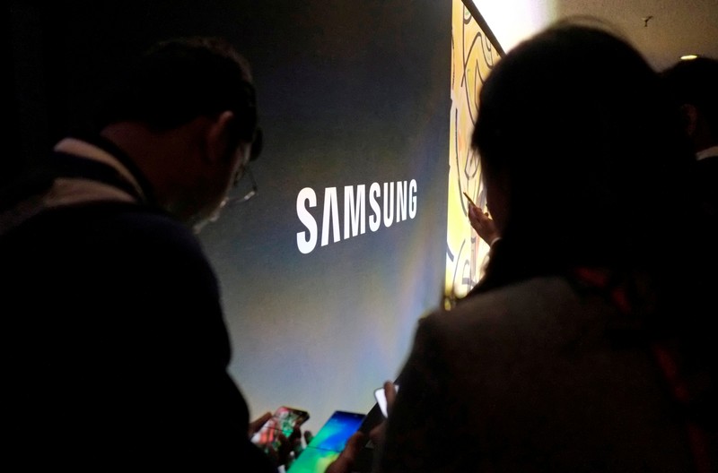 FILE PHOTO: Attendees at Samsung Electronics Co LtdÕs Unpacked event test out the companyÕs new devices in in San Francisco