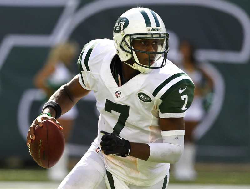 FILE PHOTO: New York Jets quarterback Geno Smith scrambles as he looks to throw a pass against the Tampa Bay Buccaneers in the fourth quarter during their season opening NFL football game in East Rutherford