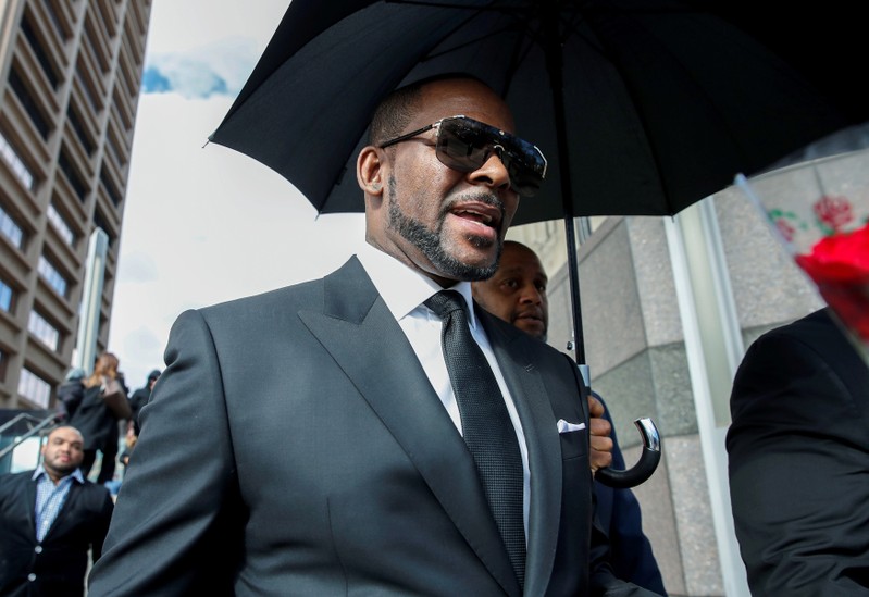 FILE PHOTO - Grammy-winning R&B star R. Kelly leaves the Cook County courthouse in Chicago