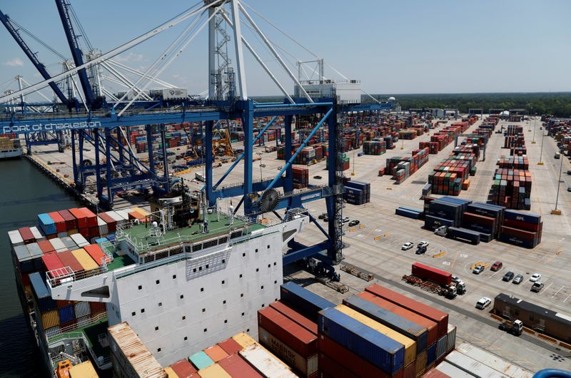 The US trade deficit decreased 1.7% last year to $ 616.8 billion