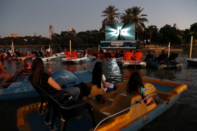 'Sail-in' theatre pops up in Tel Aviv, with indoor flicks off-limits