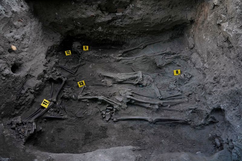 Exhumation of a mass grave by the Association for the Recovery of Historical Memory (ARMH) in El Espinar