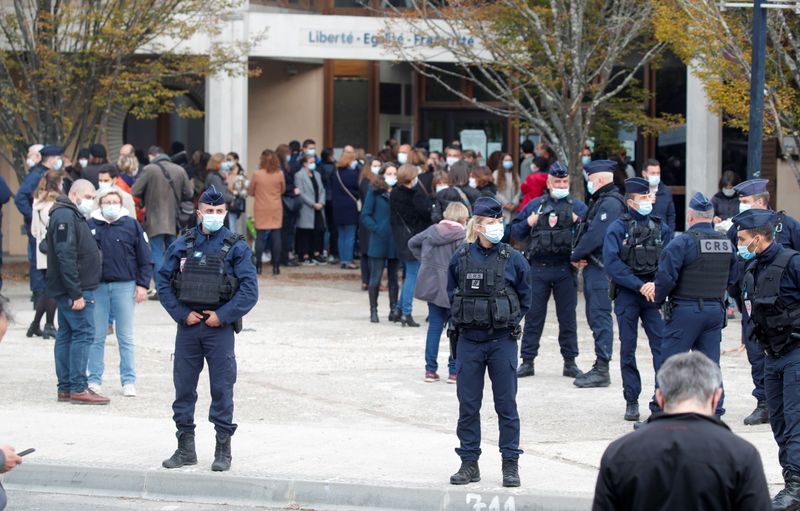Man decapitated near Paris, anti-terror probe under way: prosecutors Man decapitated near Paris, anti-terror probe under way: prosecutors