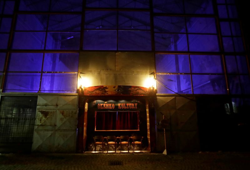 Czech artists offer take-away theatre shows in five minutes in Prague