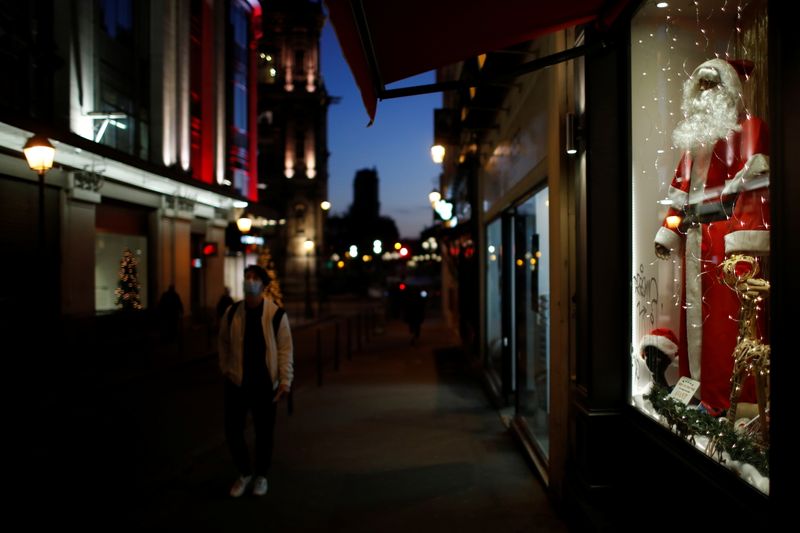 Christmas decorated shopping window in Paris