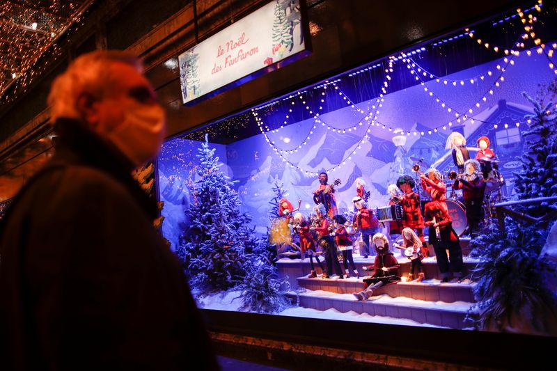 Christmas decorated shopping window in Paris