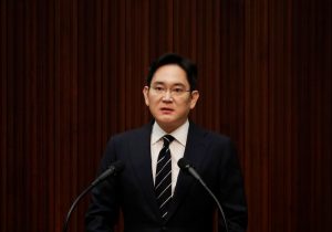 Korean prosecutors question Samsung heir in succession-related probe